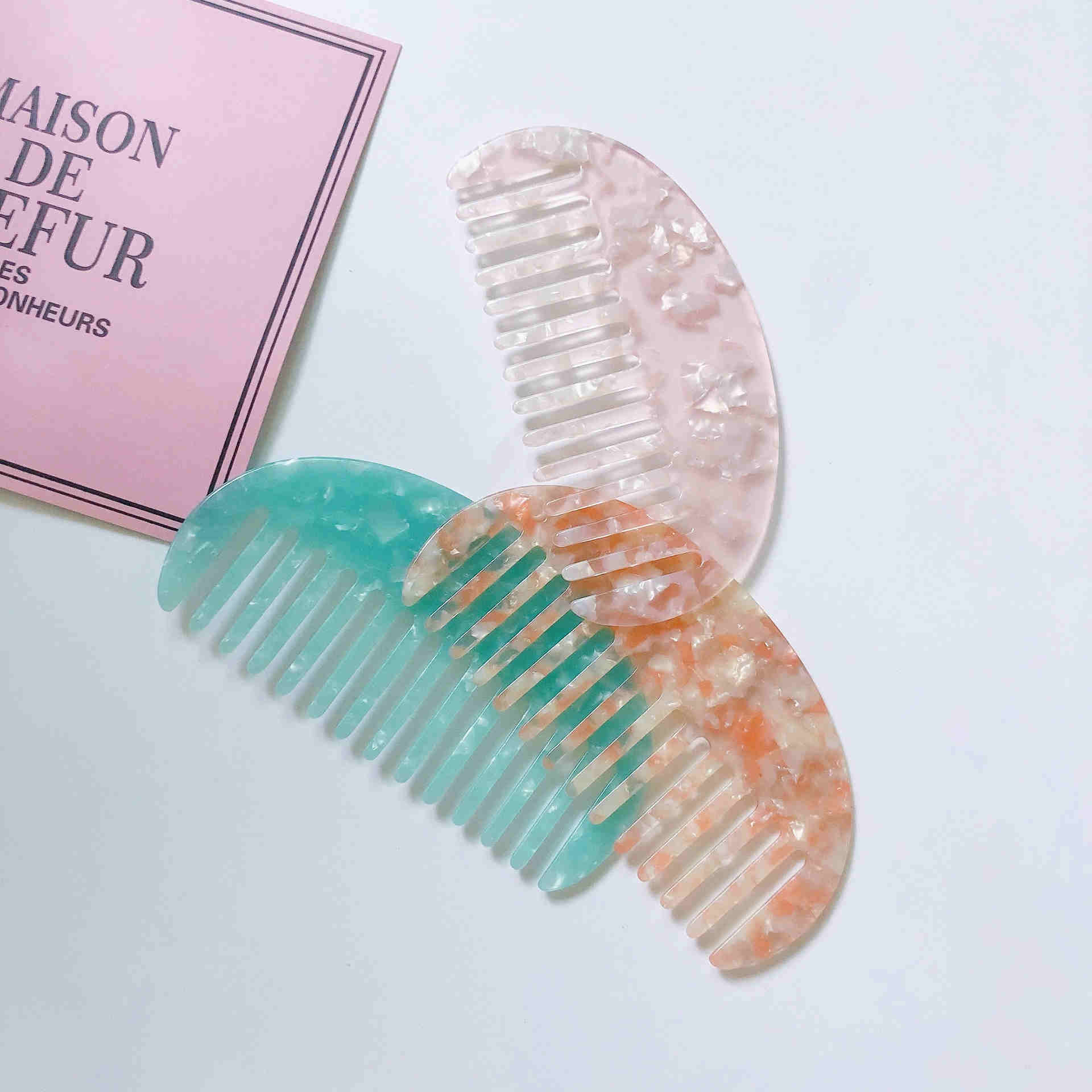 Un peignage fréquent endommage la qualité des cheveux. Quel type de peigne est doux pour le cuir chevelu ?