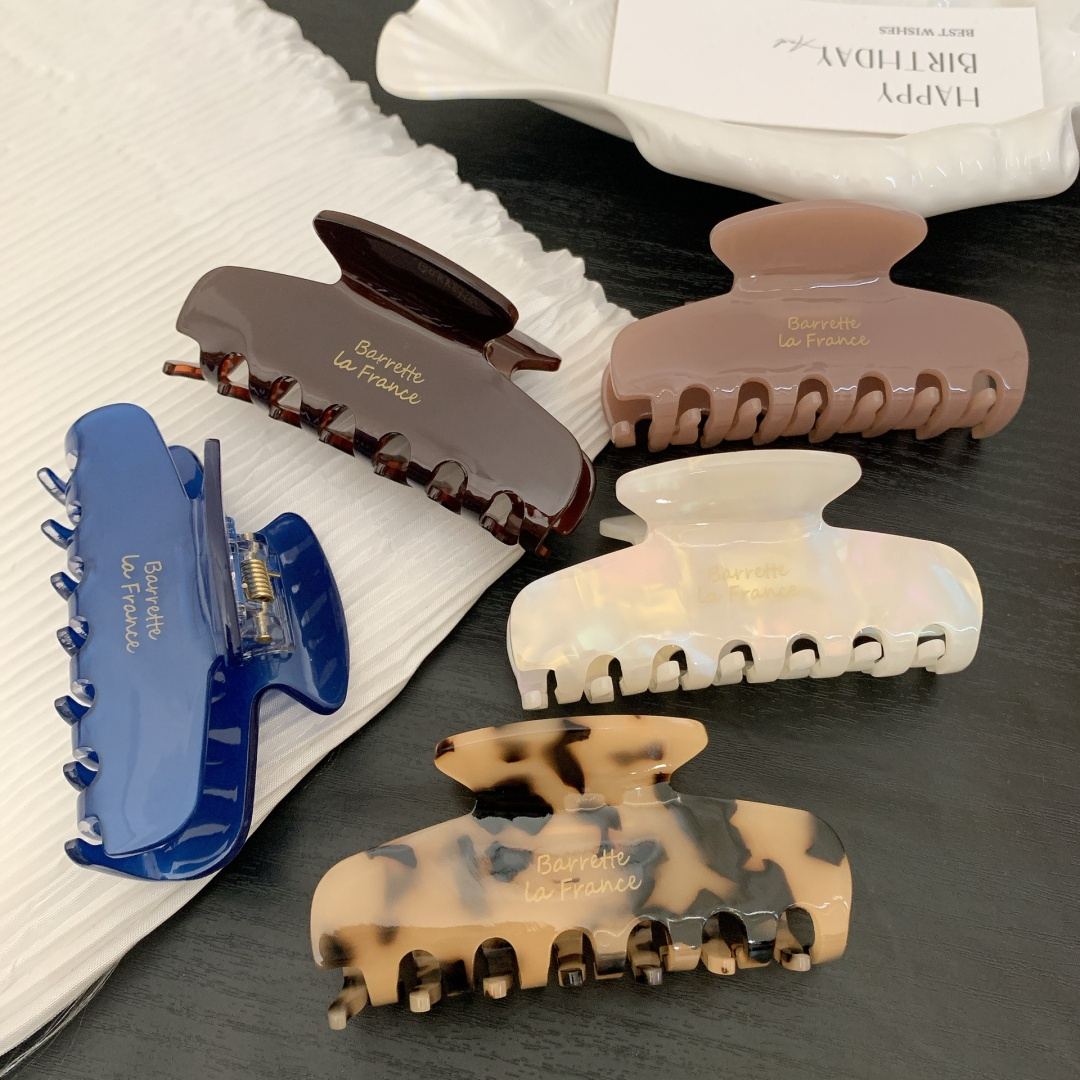 Pourquoi la pince à griffe de requin en acétate de cellulose rétro français de 8,3 cm est un incontournable pour les marques d'accessoires pour cheveux modernes ?