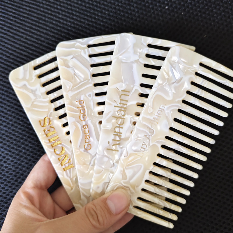 Comment les peignes à cheveux en acétate se comparent-ils aux peignes en corne ?